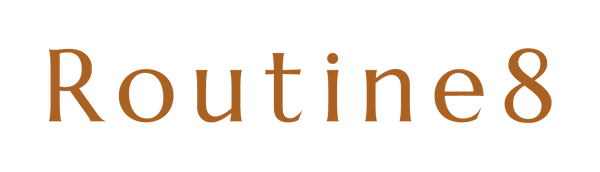 ROUTINE8 Logo in kupferfarbener Typografie auf hellem Hintergrund.