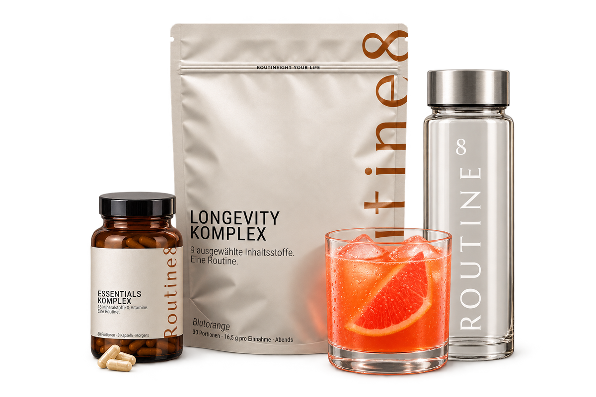 ROUTINE8 Longevity Bundle Basis mit Longevity Komplex, Essentials Komplex, Glasflasche und zubereitetem Getränk.