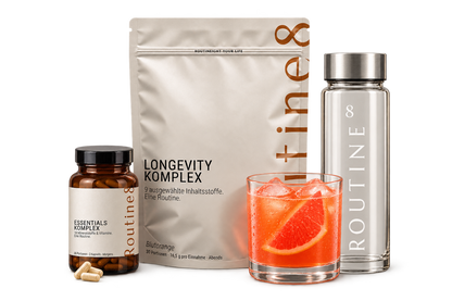 ROUTINE8 Longevity Bundle Basis mit Longevity Komplex, Essentials Komplex, Glasflasche und zubereitetem Getränk.